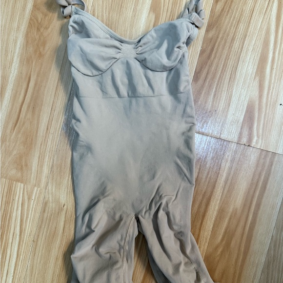 SKIMS SEAMLESS SCULPT MID‎ THIGH BODYSUIT Clay shorts Size S/M (worn once) - Picture 3 of 5